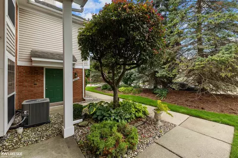 Exterior - 52392 Heatherstone, Macomb, MI 48042 photo 5 of 7