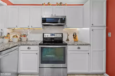 Kitchen - 52392 Heatherstone, Macomb, MI 48042 photo 3 of 3
