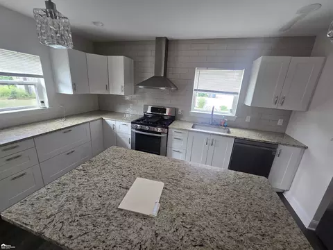 Kitchen - 1001 Coutant, Flushing, MI 48433 photo 2 of 3