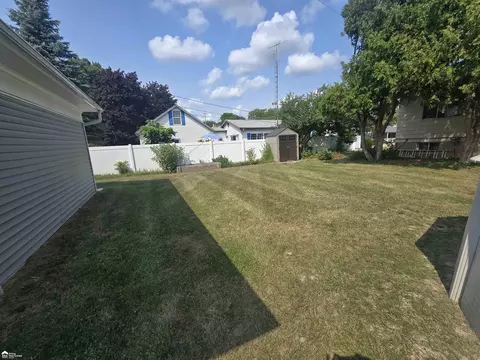 Exterior - 1001 Coutant, Flushing, MI 48433 photo 8 of 9