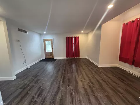 Living - 1001 Coutant, Flushing, MI 48433 photo 2 of 4