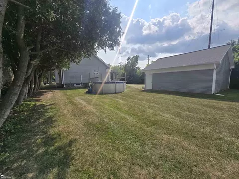 Exterior - 1001 Coutant, Flushing, MI 48433 photo 7 of 9