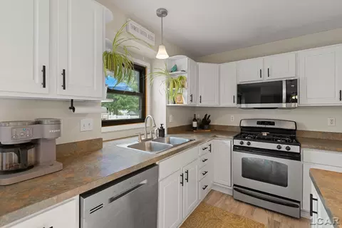 Kitchen - 1604 Wind Dancer, Tecumseh, MI 49286 photo 2 of 6