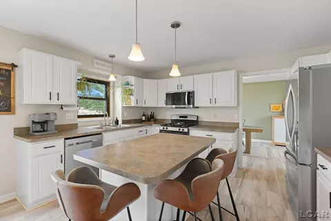 Kitchen - 1604 Wind Dancer, Tecumseh, MI 49286 photo 4 of 6