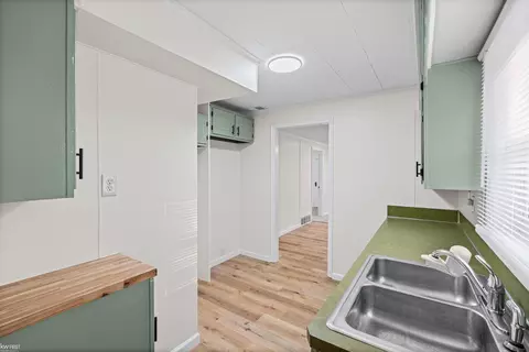 Entry Way - 131 E Lakeview, Flint, MI 48503 photo 2 of 4
