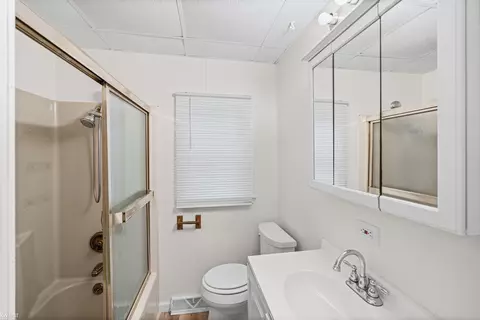 Bath - 131 E Lakeview, Flint, MI 48503 photo 1 of 1