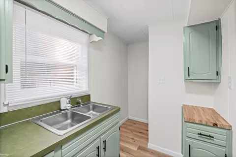 Kitchen - 131 E Lakeview, Flint, MI 48503 photo 2 of 2