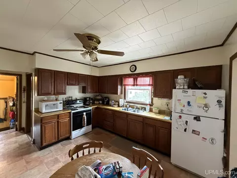 Kitchen - 210 N 13th, Escanaba, MI 49829 photo 2 of 4
