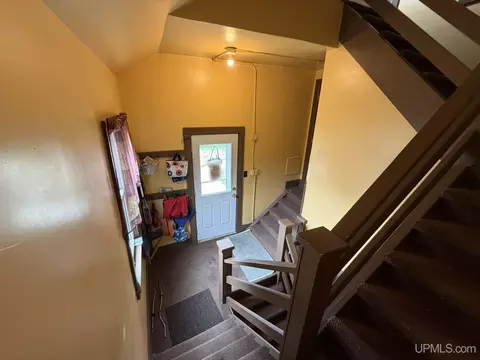Entry Way - 210 N 13th, Escanaba, MI 49829 photo 5 of 6