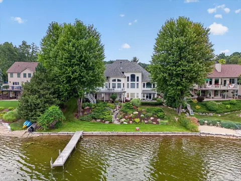16048 Pine Blf, Fenton, MI 48430