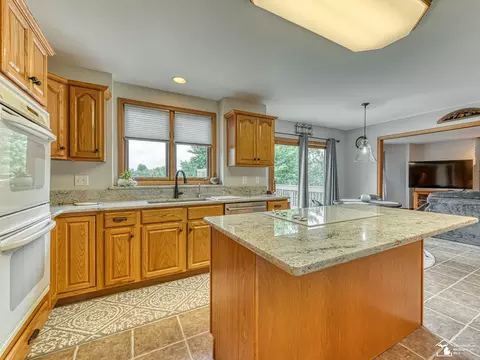 Kitchen - 225 E Dean, Temperance, MI 48182 photo 4 of 5