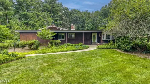 5280 Brookside Dr, Utica, MI 48316