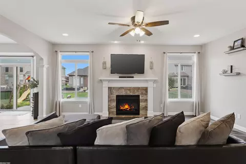 Living - 55300 Azinger, Macomb, MI 48042 photo 1 of 1