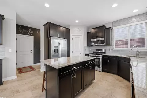 Kitchen - 55300 Azinger, Macomb, MI 48042 photo 5 of 7