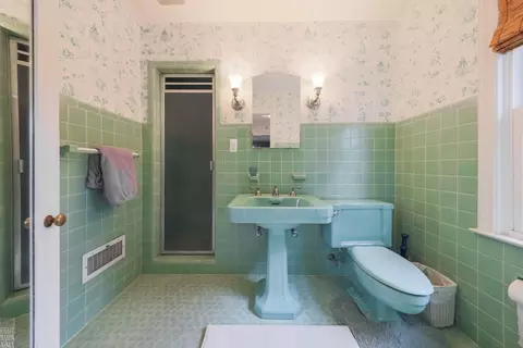 Bath - 1024 Buckingham, Grosse Pointe Park, MI 48230 photo 2 of 4