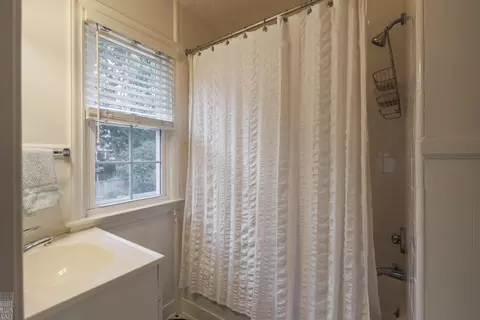 Bath - 1024 Buckingham, Grosse Pointe Park, MI 48230 photo 4 of 4