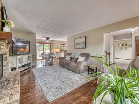 Living - 14998 Kay, Monroe, MI 48161 photo 5 of 5