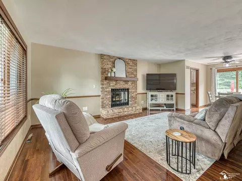 Living - 14998 Kay, Monroe, MI 48161 photo 3 of 5