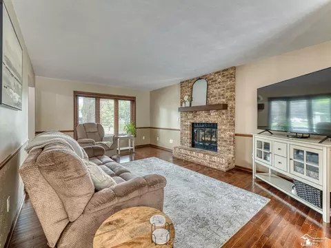 Living - 14998 Kay, Monroe, MI 48161 photo 4 of 5