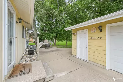 Exterior - 1960 Vivian, Monroe, MI 48162 photo 6 of 11