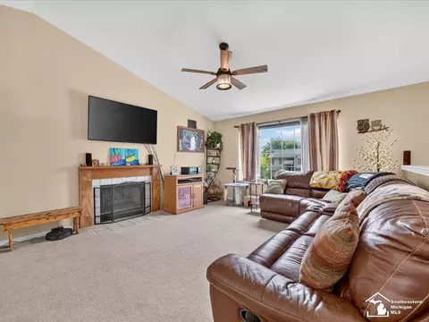 Living - 256 Dundee, Dundee, MI 48131 photo 5 of 8