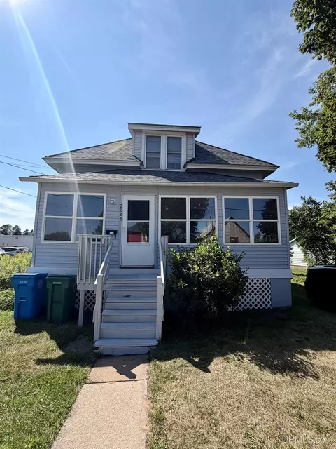 2127 Presque Isle, Marquette, MI 49855