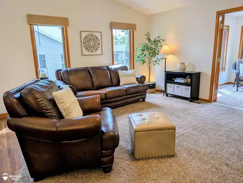 Living - 9292 Monica, Davison, MI 48423 photo 2 of 6
