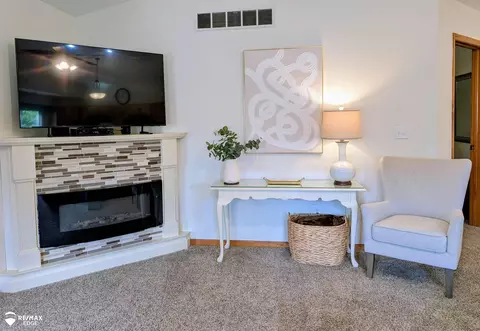 Living - 9292 Monica, Davison, MI 48423 photo 4 of 6