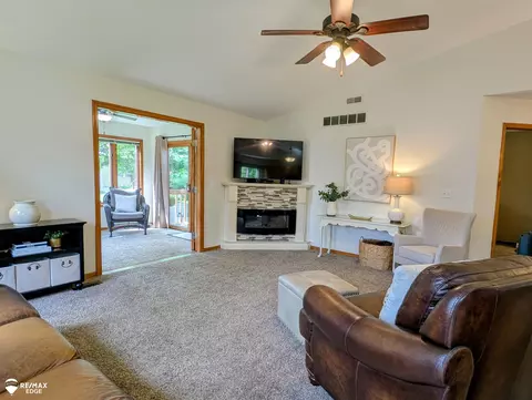 Living - 9292 Monica, Davison, MI 48423 photo 5 of 6