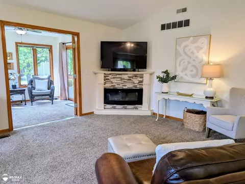 Living - 9292 Monica, Davison, MI 48423 photo 3 of 6