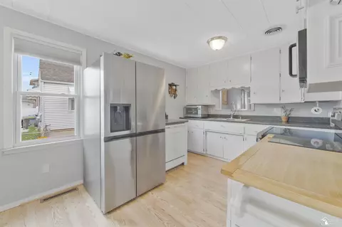 Kitchen - 431 Bentley, Monroe, MI 48162 photo 1 of 7