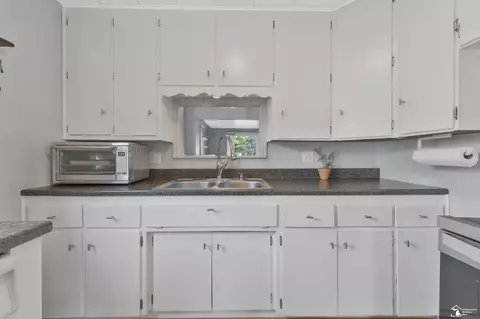Kitchen - 431 Bentley, Monroe, MI 48162 photo 4 of 7