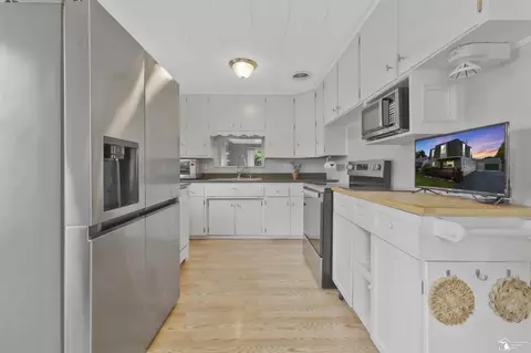 Kitchen - 431 Bentley, Monroe, MI 48162 photo 2 of 7
