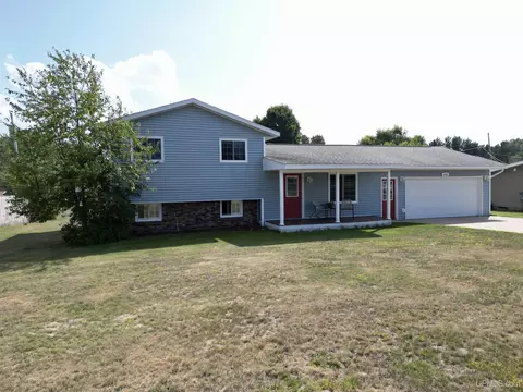 Exterior - 1735 Rosewood, Ishpeming, MI 49849 photo 4 of 11