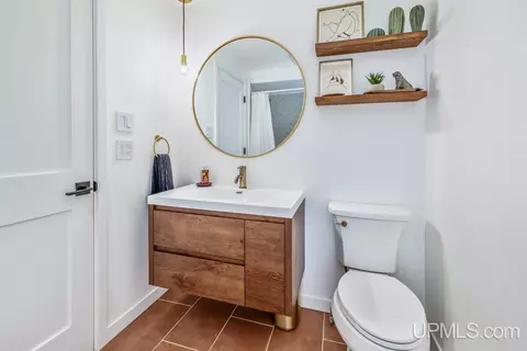 Bath - 1035 E, Iron Mountain, MI 49801 photo 5 of 8