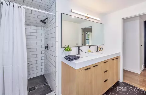 Bath - 1035 E, Iron Mountain, MI 49801 photo 4 of 8