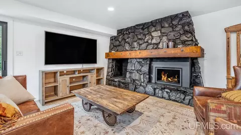 Living - 1035 E, Iron Mountain, MI 49801 photo 3 of 3
