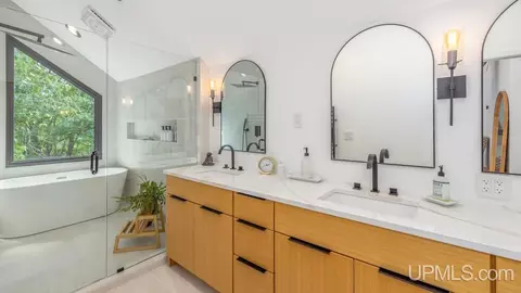 Bath - 1035 E, Iron Mountain, MI 49801 photo 1 of 8