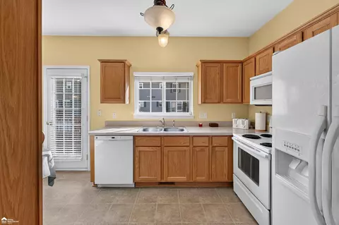 Kitchen - 804 Eagle, Fenton, MI 48430 photo 2 of 3