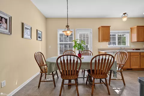 Dining - 804 Eagle, Fenton, MI 48430 photo 2 of 2