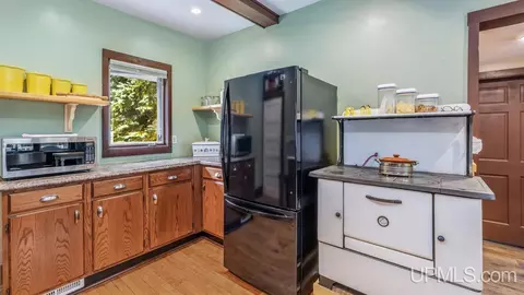 Kitchen - 300 13th, Norway, MI 49870 photo 3 of 4