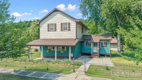 300 13th, Norway, MI 49870
