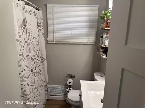 Bath - 1814 Marlowe Dr, Flint, MI 48504 photo 1 of 2