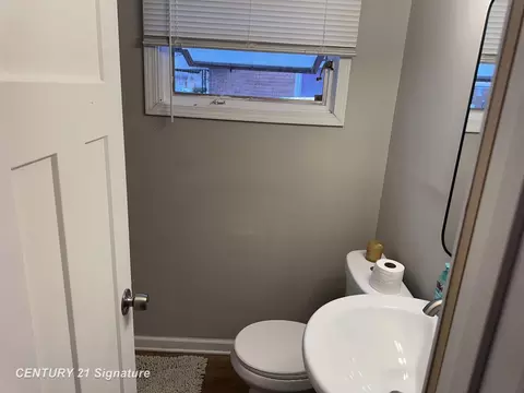 Bath - 1814 Marlowe Dr, Flint, MI 48504 photo 2 of 2