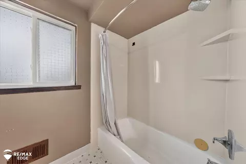 Bath - 310 Delzingro, Davison, MI 48423 photo 3 of 4