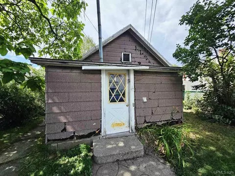 Exterior - 1028 Stephenson, Escanaba, MI 49829 photo 5 of 10