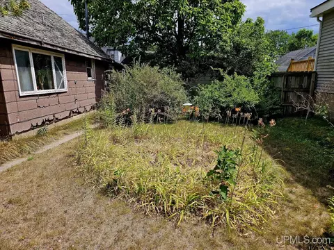 Exterior - 1028 Stephenson, Escanaba, MI 49829 photo 4 of 10