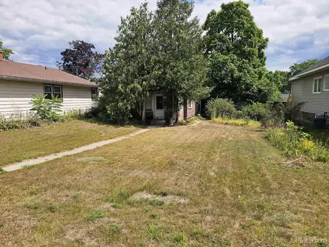 Exterior - 1028 Stephenson, Escanaba, MI 49829 photo 7 of 10
