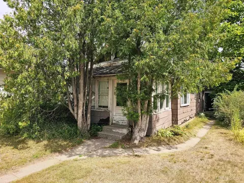 Exterior - 1028 Stephenson, Escanaba, MI 49829 photo 2 of 10
