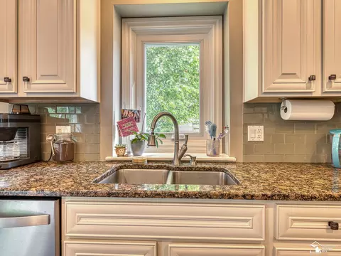 Kitchen - 367 Golfview, Monroe, MI 48162 photo 4 of 7